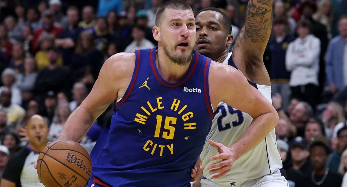 Nikola Jokic firmó un triple-doble en su primer partido tras su baja de paternidad.