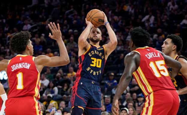 Stephen Curry está considerado uno de los mejores bases de la historia. REUTERS