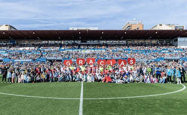 Foto de familia en uno de los días más especiales en La Romareda.  Aspanoa