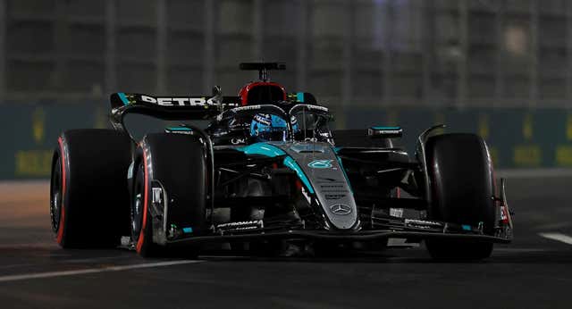 George Russell le birla la pole a Carlos Sainz, segundo; Fernando Alonso compromete su carrera y saldrá 17º