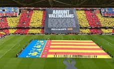 Mestalla y los jugadores del Valencia lloran por la DANA con un impactante tifo y un silencio para el recuerdo