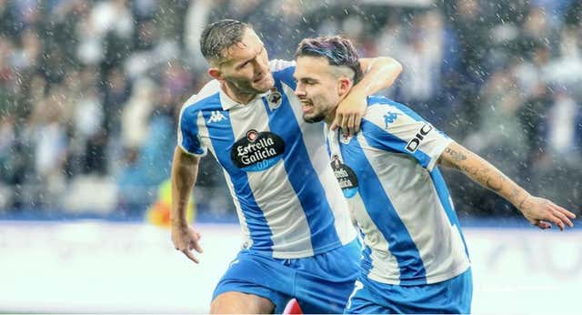 Helton y Mella salvan un punto para el Deportivo y evitan que el Sporting aproveche el pinchazo del líder