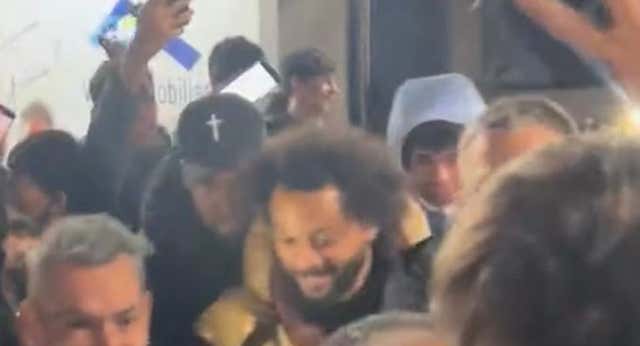 La presencia de Marcelo en un partido de la cantera del Real Madrid paraliza Carabanchel y provoca hasta una invasión de campo