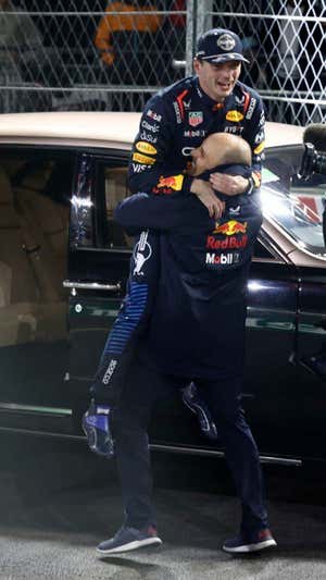 Verstappen y Lambiase, abrazados en Las Vegas. X