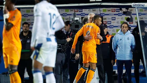 Ancelotti se abraza a Mbappé en Butarque. /AFP