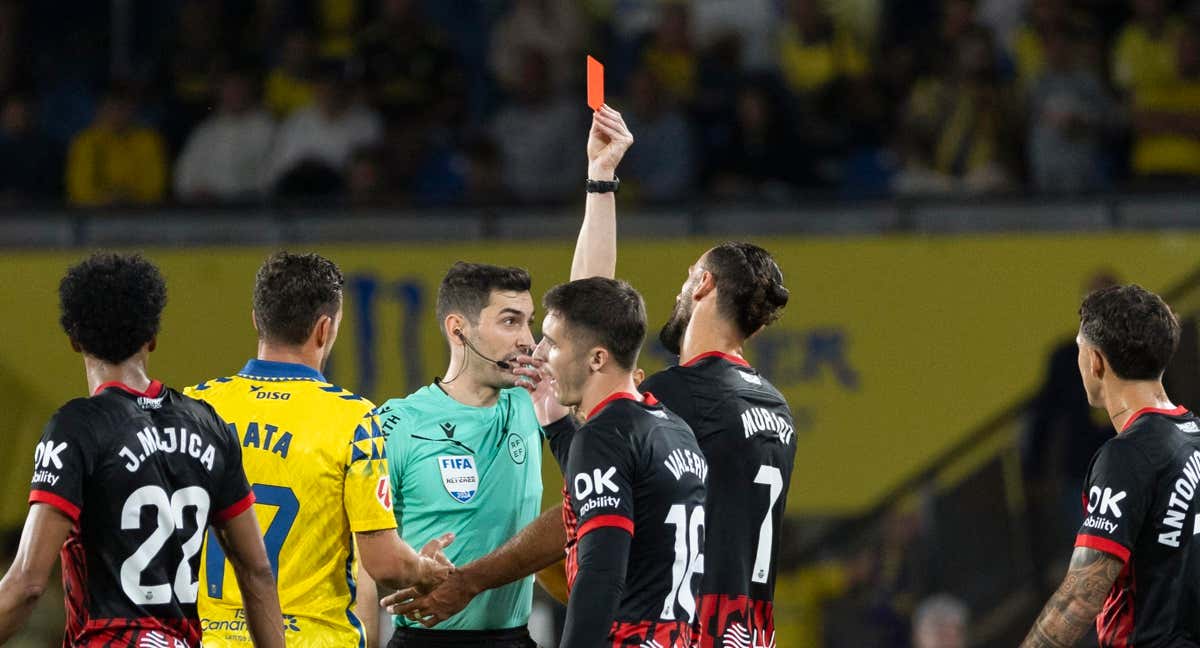 Muriqi, en el momento de su expulsión en los últimos instantes del Las Palmas-Mallorca.