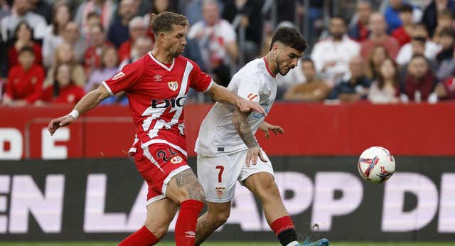 Una expulsión y un solitario gol de Sow le dan los tres puntos al Sevilla