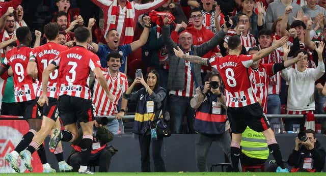 Nico y Sancet reinan en un derbi de mínimos para que Bilbao siga soñando en grande