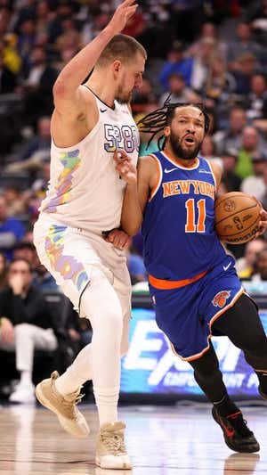 Brunson entra a canasta ante Jokic.  AFP