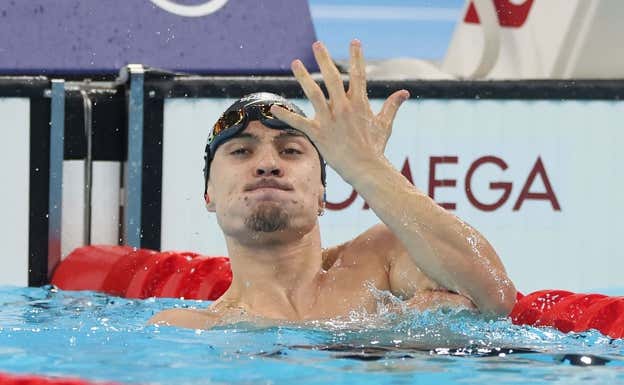 Iñigo Llopis celebra su oro paralímpico 'a lo Gaizka Toquero'.  GETTY