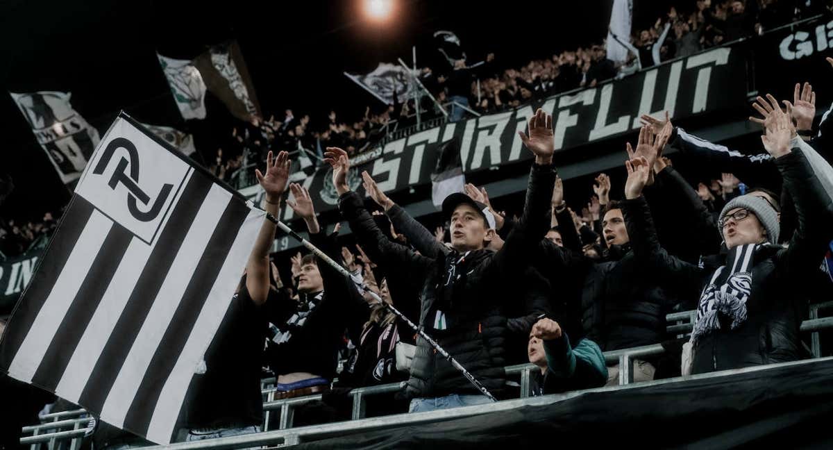 Los aficionados del Sturm Graz animan a sus jugadores.
