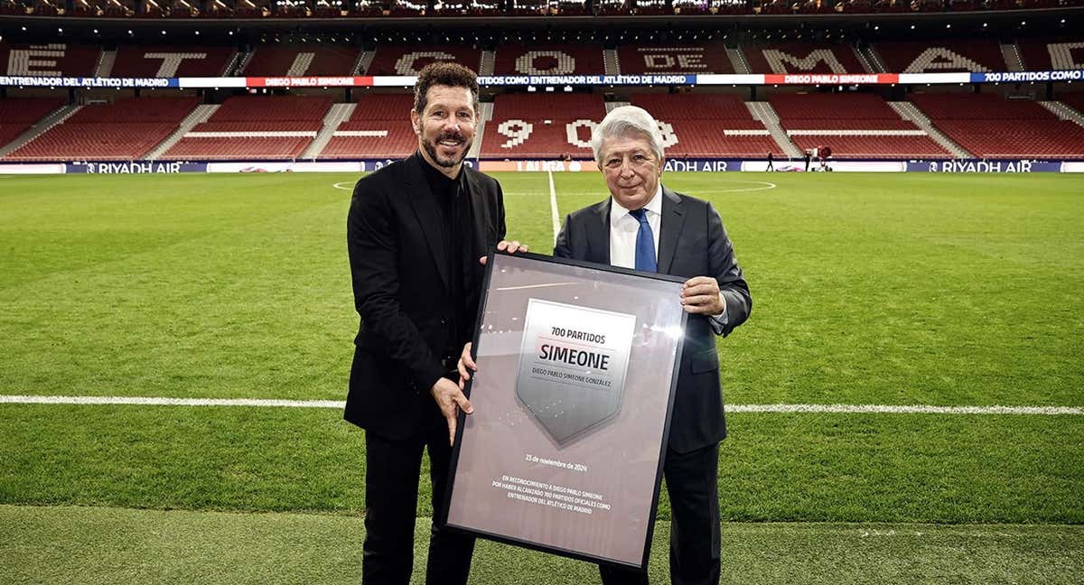 Enrique Cerezo entrega una placa conmemorativa a Simeone.