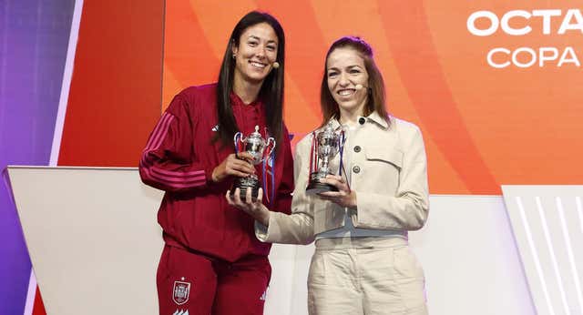 Esther Romero recupera los trofeos que perdió con la DANA