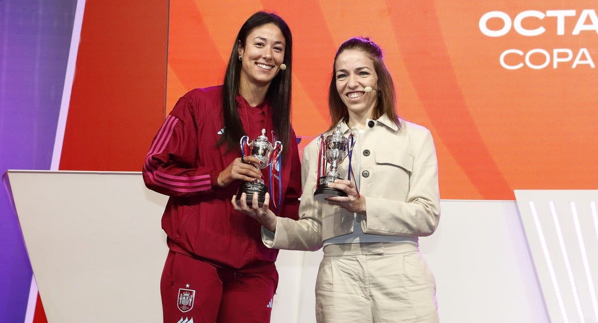 Leila Ouahabi entrega las réplicas a Esther Romero.