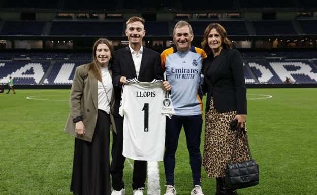 Iñigo Llopis y su familia en el homenaje en el Bernabéu. IG:  Llopini13