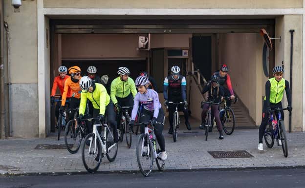 Los integrantes de Pedaladas por Valencia, saliendo de Ferraz.  SBP