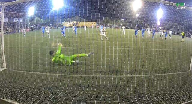 Adrián Muñoz, el portero que en su tiempo libre es mediocentro y desquició al Getafe con dos penaltis parados