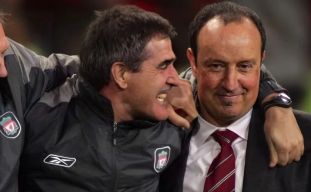 Paco Herrera se abraza a Rafa Benítez.  ARCHIVO