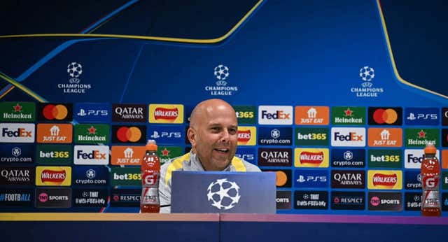Slot ya usaba los recitales del Madrid en Liverpool… cuando estaba en el Feyenoord: «Siempre encuentran una forma»