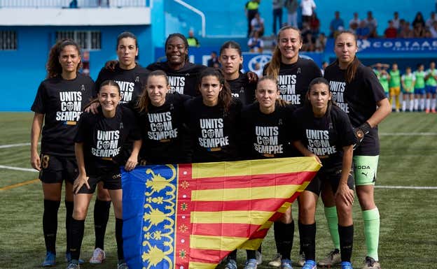 Las jugadoras del Valencia posan antes de un partido.  VALENCIA CF FEMENINO
