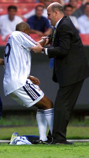 Anelka, junto a Del Corral, en un partido.