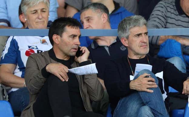Asier Garitano, junto a Olabe, viendo un partido en Zubieta.   RS
