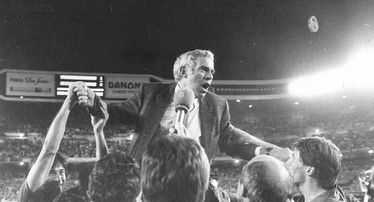 Luis Aragonés, es llevado a hombros en uno de sus títulos.