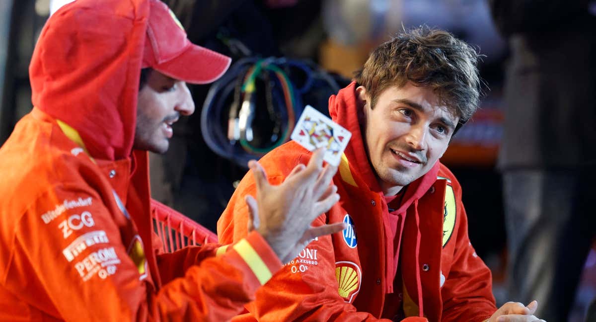 A Sainz y a Leclerc les quedan menos de dos semanas como compañeros./REUTERS