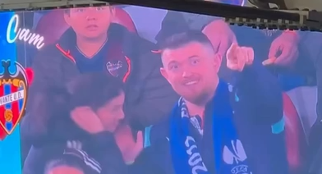Un aficionado del Levante le ha pedido matrimonio a su novia en el descanso del partido ante el Málaga.