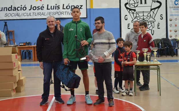 Isaac Nogués recibiendo un premio en su etapa en el Joventut. ARCHIVO.