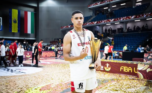 Nogués con el trofeo y la medalla del Campeonato del Mundo sub-19. @ISAACNOGUES.
