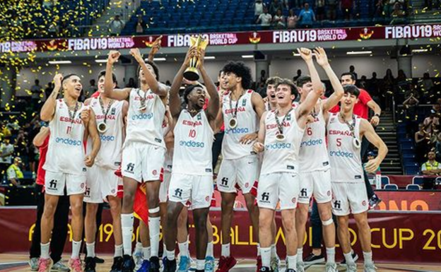 Sediq Garuba levanta el trofeo del Campeonato del Mundo sub-19. @ISAACNOGUES.
