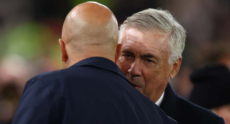 Ancelotti se abraza con Arne Slot.