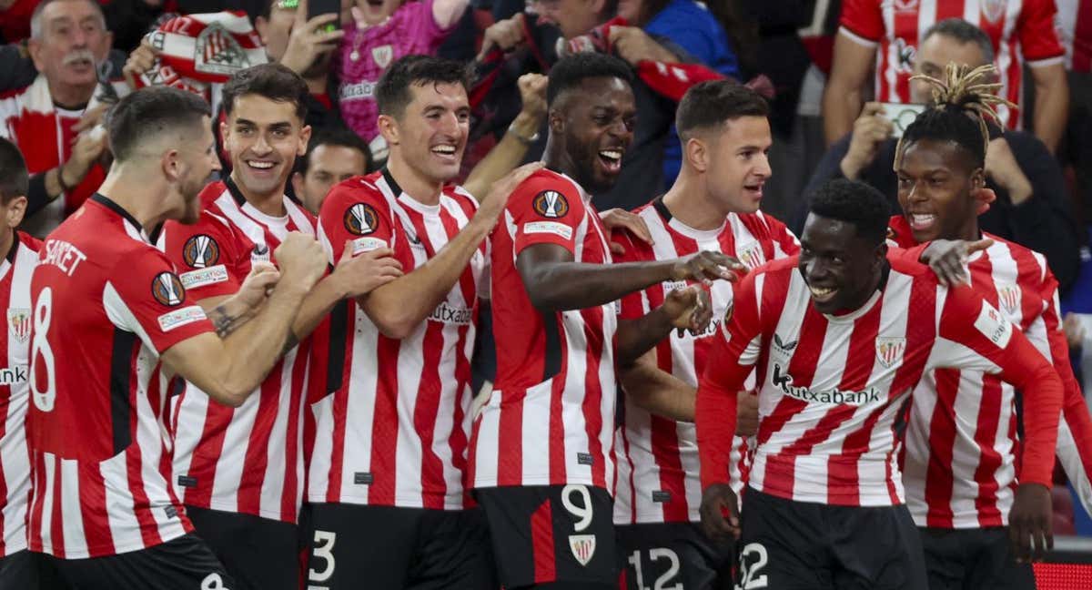 Los jugadores rojiblancos felicitan a Adama Boiro tras el primer gol.