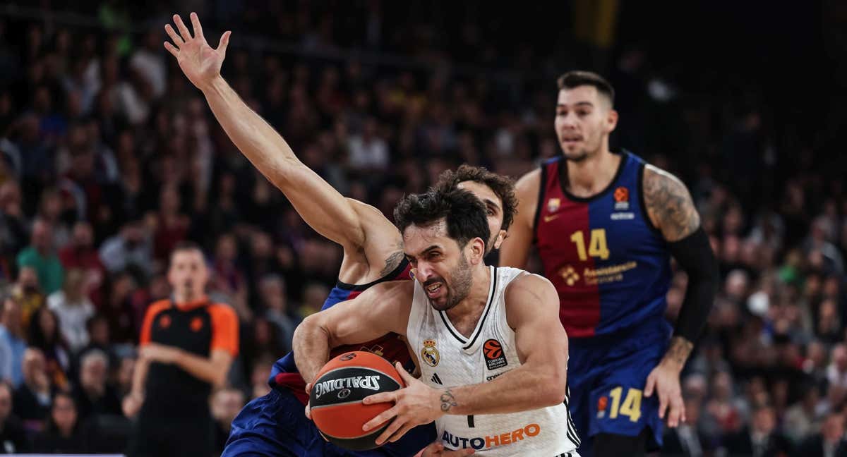 Facu Campazzo trata de proteger una bola en el Palau.