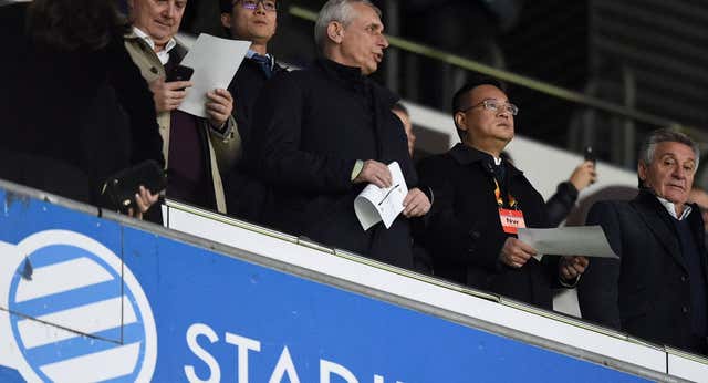 Unos 250 aficionados del Espanyol se rebelan en el consulado para llegar a 1.400 millones de chinos: ‘Chen vete ya’