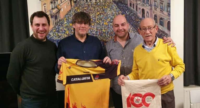 Jordi Merino, presidente de la FEEC, posa junto a Carles Puigdemont.