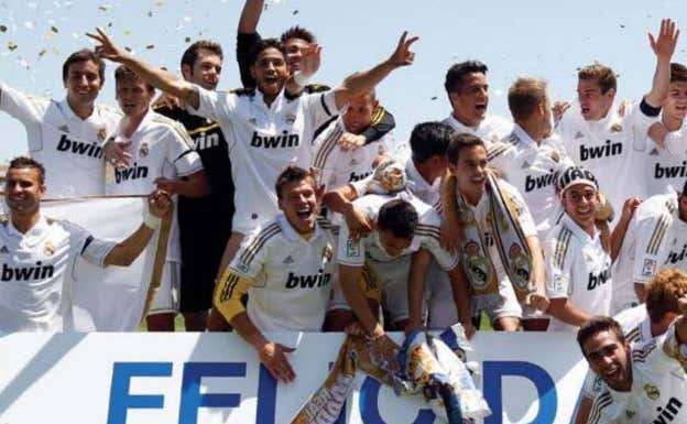 El Real Madrid Castilla celebra su ascenso a Segunda en 2012.  REAL MADRID