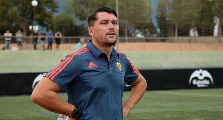 Cristian Toro durante un partido como entrenador del Valencia.