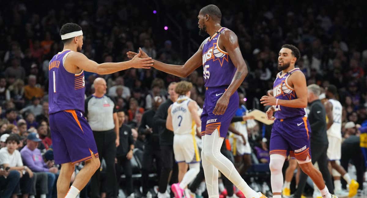 Booker y Durant, durante el triunfo de esta pasada madrugada.