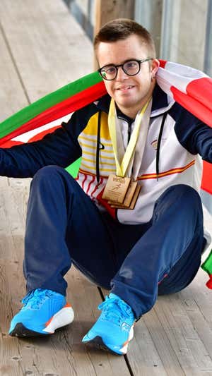 Mikel celebra una de sus medallas . Gotzon García