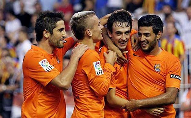 Rubén Pardo es felicitado por Vela, Griezmann y Markel Bergara.  Archivo