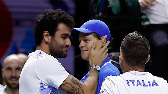 Sinner celebra con Berrettini el título de Copa Davis /REUTERS