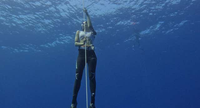 ¿Hasta qué profundidad baja para conseguir el récord de apnea?