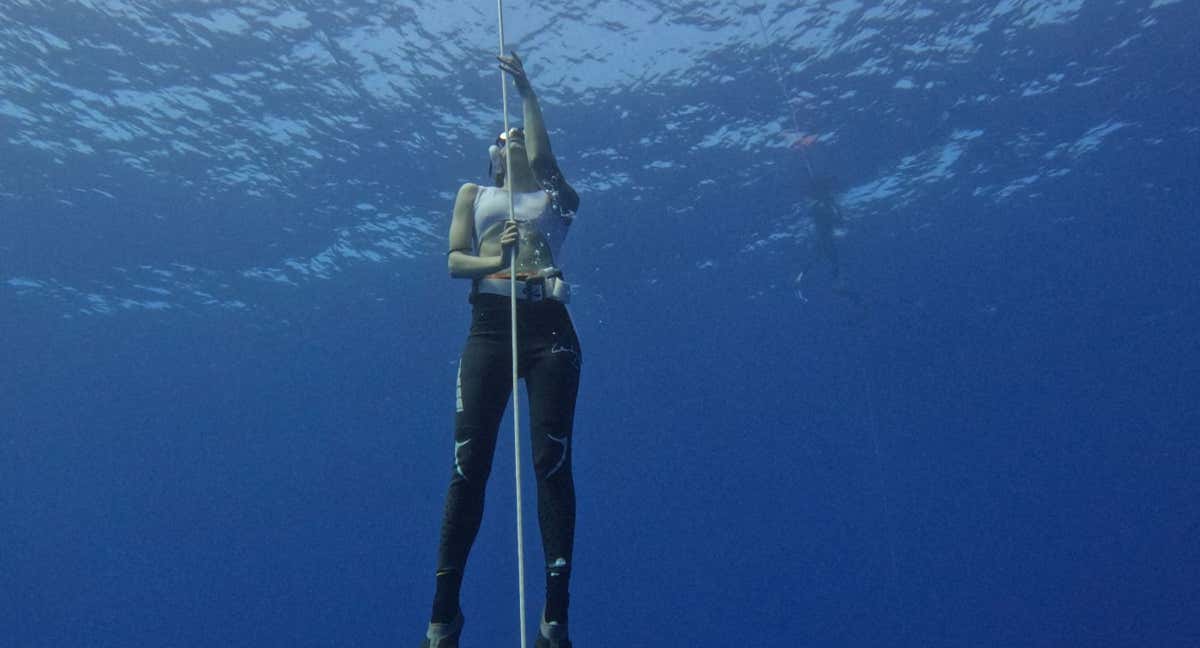 ¿Hasta qué profundidad baja para conseguir el récord de apnea?