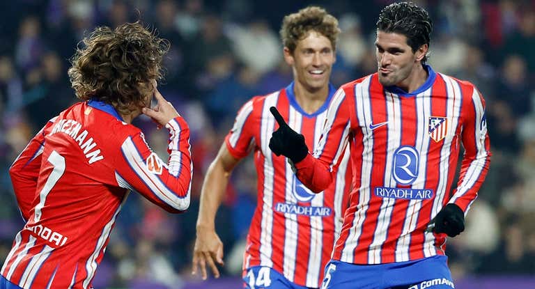 De Paul celebra con Griezmann su tanto.