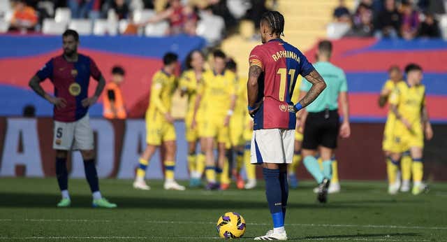 Los cinco pases que llevan al Barça al caos como ya advirtió Iñigo Martínez