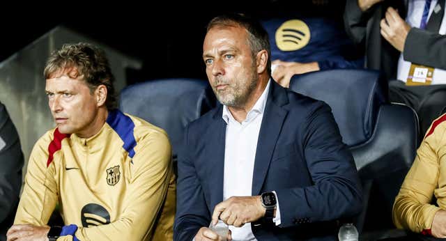 El preocupante tropiezo del Barça contra Las Palmas empezó con una mirada al reloj de Hansi Flick en el Liceu