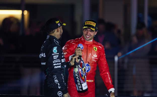 Carlos Sainz y Lewis Hamilton compartieron podio en Las Vegas.  EP