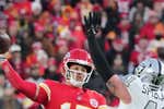 Patrick Mahomes va de récord en récord para descontar pasos en su carrera con la historia y mete a los Kansas City Chiefs en playoffs